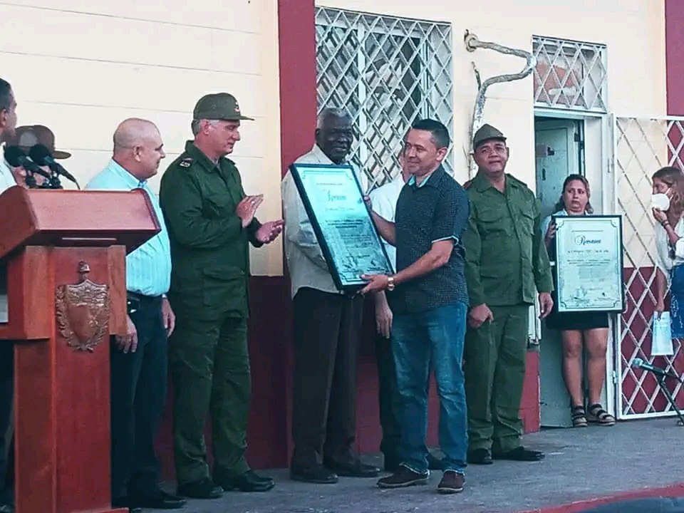 Reconocen a linieros de Granma por restablecimiento de servicio eléctrico en la capital