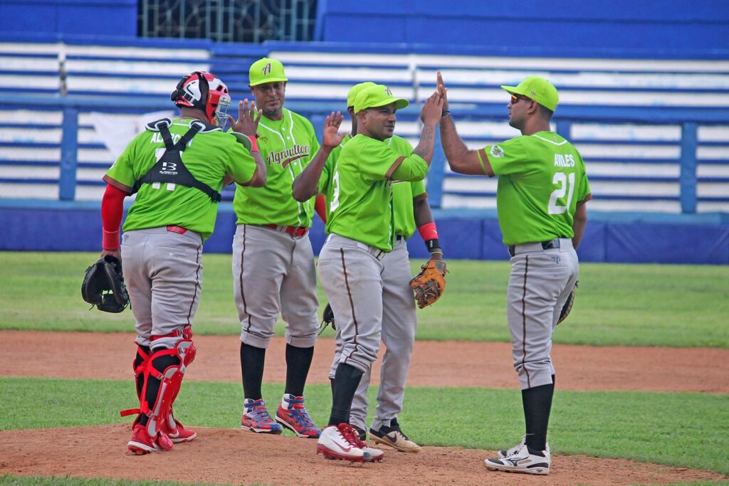 Agricultores más firme en la cima de la Primera Liga Élite del Béisbol Cubano
