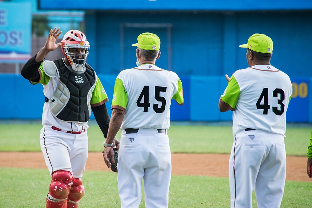 Agricultores por completar la barrida en béisbol de Cuba