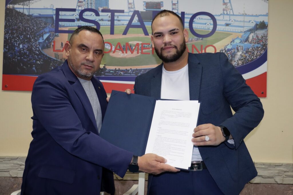 Guillermo García renueva contrato con el béisbol profesional japonés (+Fotos y Video)