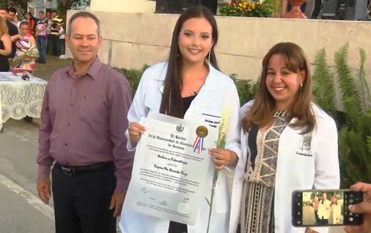 Reciben sus títulos de graduados 448 profesionales de la salud