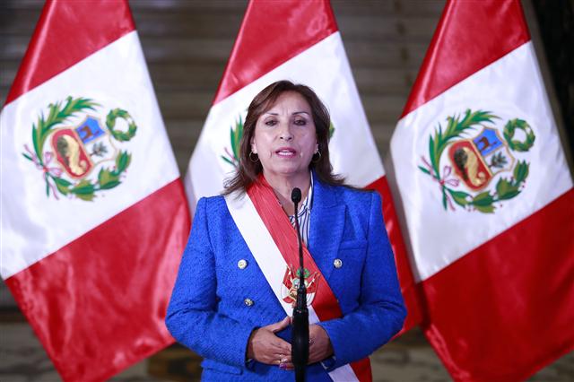Presidenta de Perú plantea adelantar elecciones para 2024