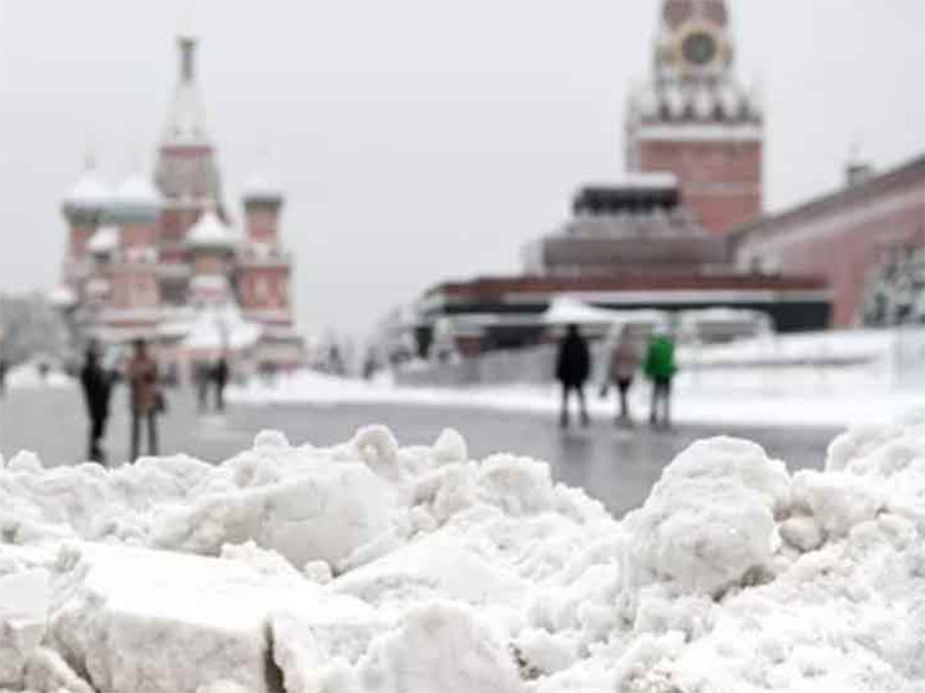 Fuertes nevadas interrumpen tráfico aéreo en Moscú