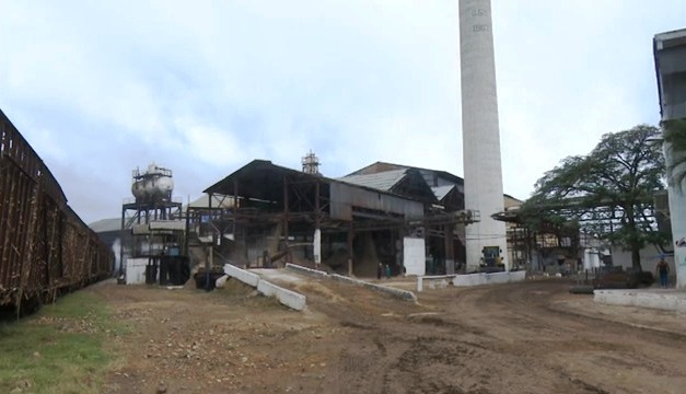 Obreros agroazucareros del Arquímedes Colina laboran en solución a roturas de la industria