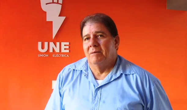 El ingeniero Daniel Solís, destaca entre los trabajadores de la UNE en Granma
