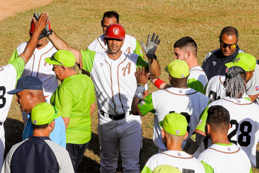 Agricultores propina nocaut en el debut de semifinales frente a Tabacaleros ( + Fotos y videos)