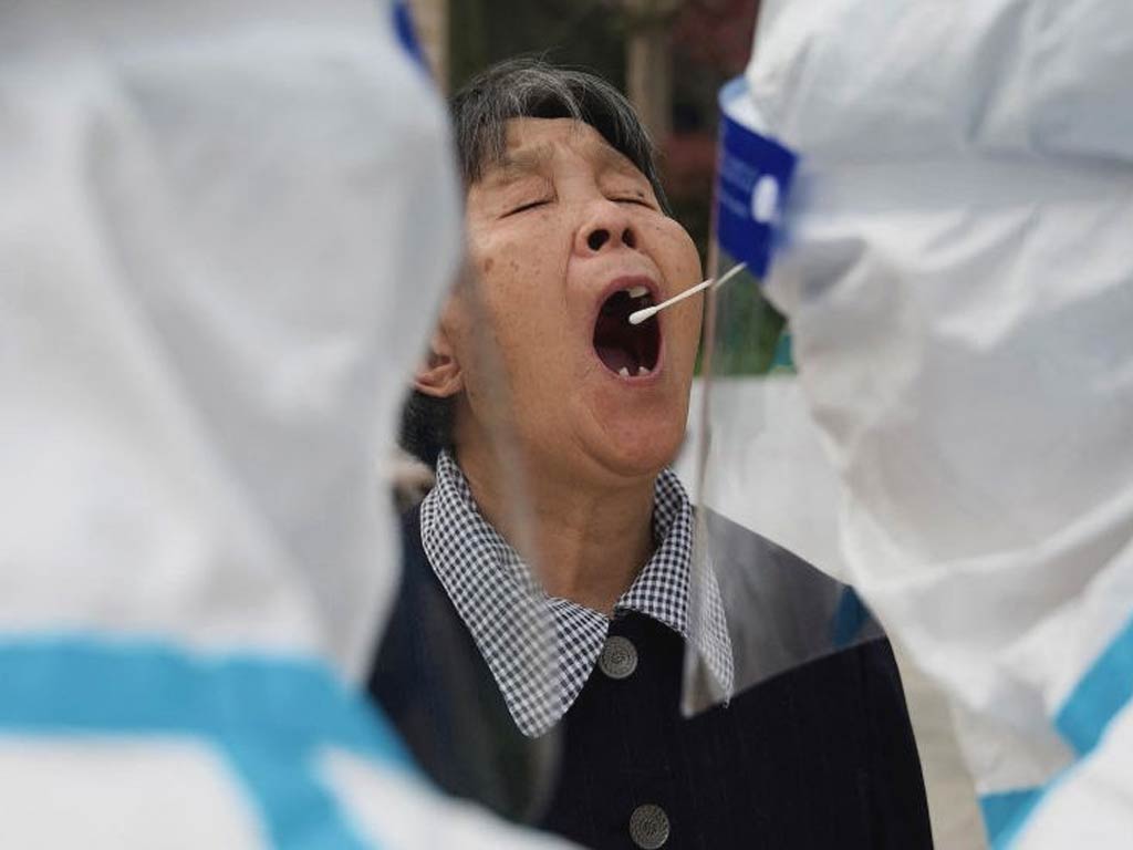 China reporta fin de peor oleada de Covid-19