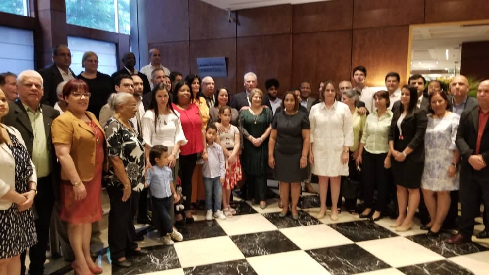 Presidente cubano dialoga con misión estatal en Argentina (+Foto)