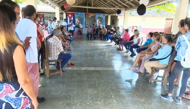 Candidatos a diputados de Bayamo recorren sitios de interés económico y social