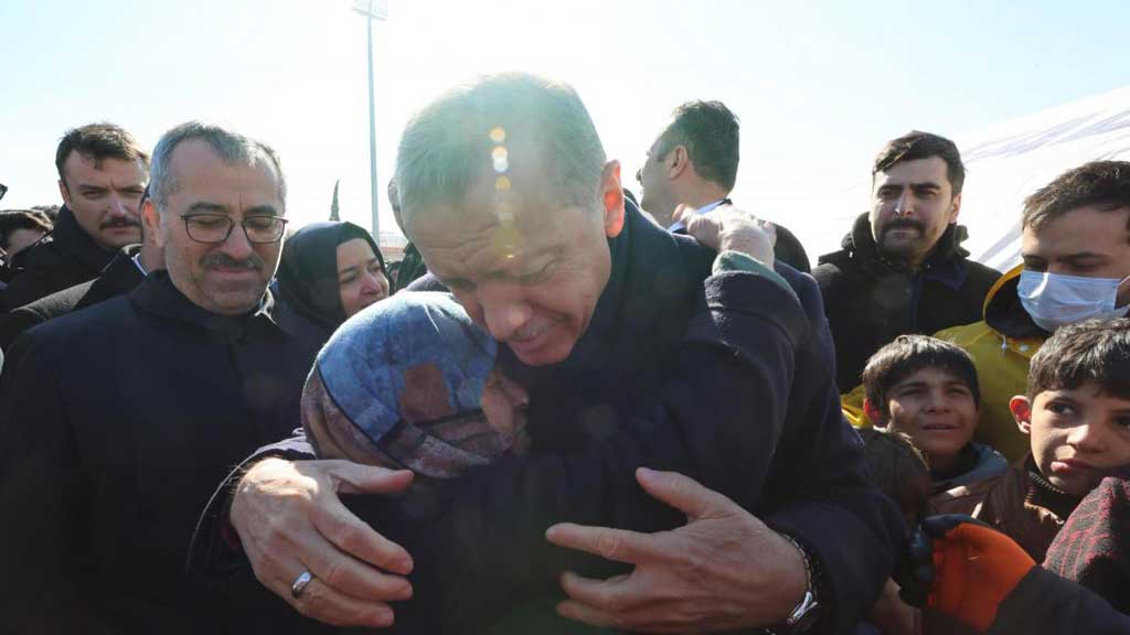 Ascienden a más de 16 mil las víctimas de sismos en Türkiye