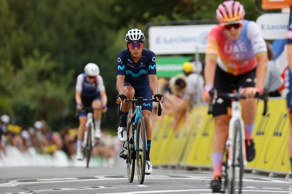 Ciclista Arlenis Sierra abandona tras masiva caída en Bélgica