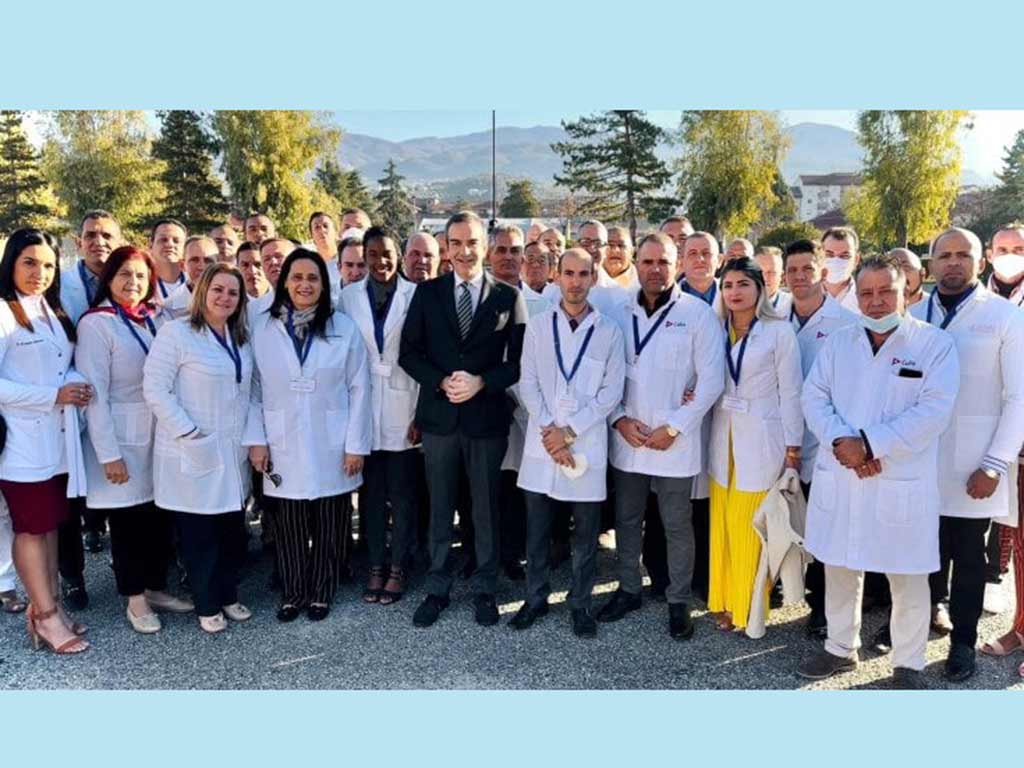 Presiones vergonzosas de EEUU a Italia por contratar médicos cubanos