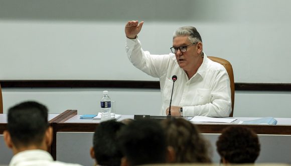 Ministro de Economía reconoce desafíos y oportunidades para el 2023: Ratifica proyección de crecimiento del PIB en el entorno del tres por ciento