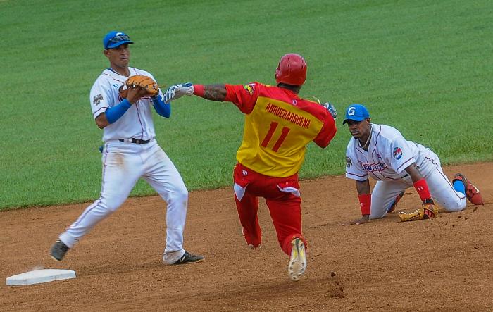 Alazanes y Cocodrilos dividieron honores en Bayamo