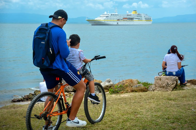 Arribó crucero alemán al puerto de Antilla (+Fotos y Video)