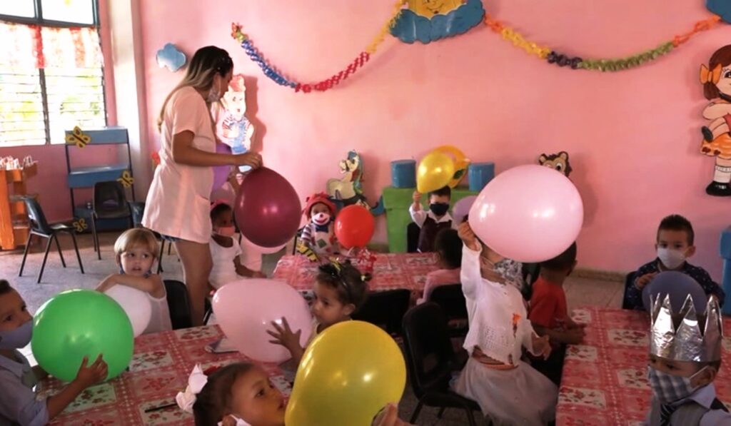 Reconocen a trabajadores de la primera infancia en Granma en el aniversario 62 de la creación de los círculos infantiles.