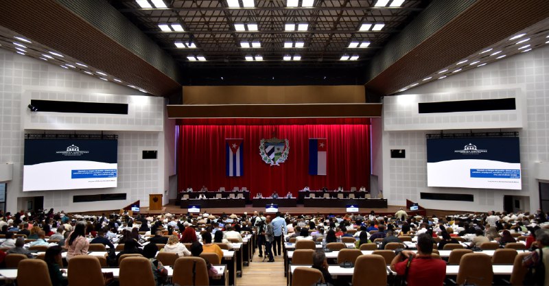 Asisten Raúl y Díaz-Canel a sesión extraordinaria del Parlamento