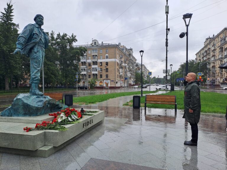 Héroe cubano visita monumento a Fidel Castro en Moscú