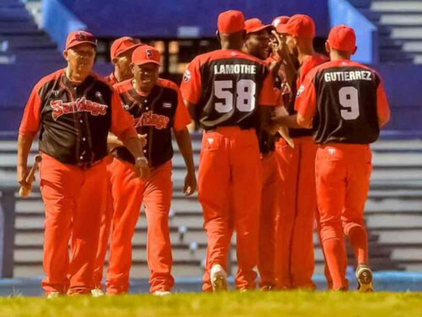 Santiago llega primero a 30 victorias en Serie de Beisbol