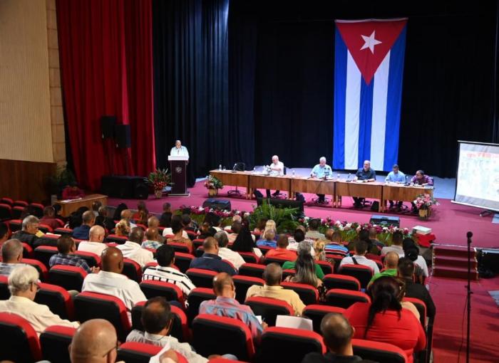 Díaz-Canel evalúa acciones realizadas en la Isla de la Juventud