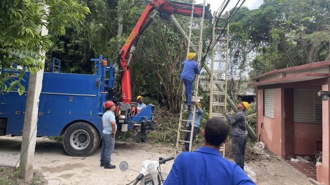 Laboran en comunidades de Granma para restablecer la telefonía tras interrupción por las lluvias