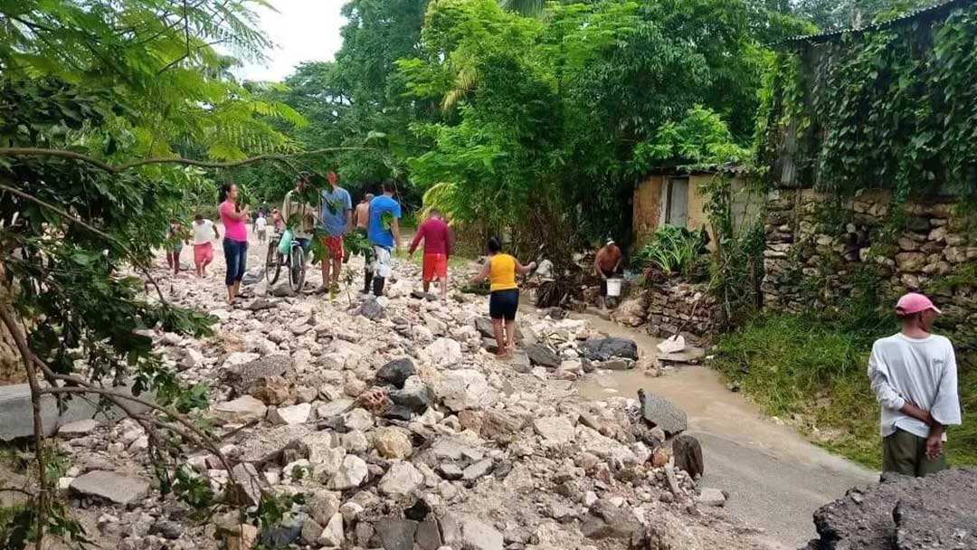 Inundaciones sin precedentes, ocasionaron importantes daños en Jiguaní, en la provincia de Granma, resultado de las muy intensas lluvias de las últimas horas.  Foto: Eugenio Pérez Almarales