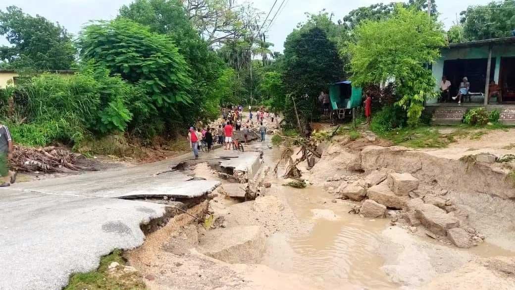 Inundaciones sin precedentes, ocasionaron importantes daños en Jiguaní, en la provincia de Granma, resultado de las muy intensas lluvias de las últimas horas.  Foto: Eugenio Pérez Almarales