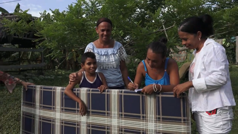 Entregan recursos a familias afectadas por intensas lluvias en Niquero