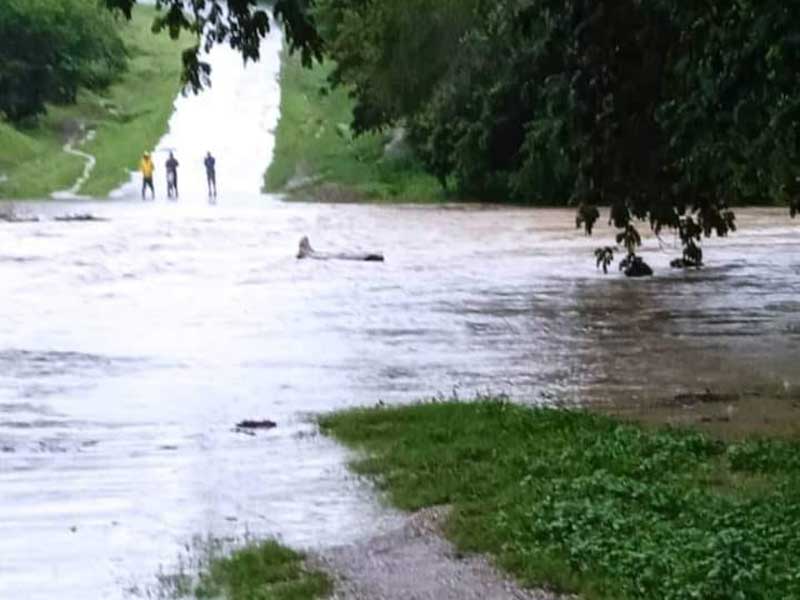 Incomunicado Dos Ríos, Jiguaní, crecida del Rio Contramaestre casi un metro por encima del puente.