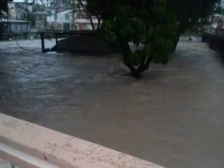 Reportan usuarios en redes sociales crecida del río de Jiguaní, tras las intensas lluvias de las últimas horas según confirma la emisora municipal de de ese territorio de la provincia de Granma.