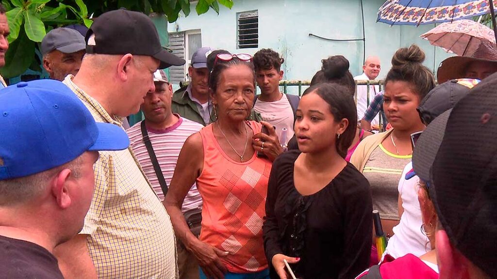 Intercambian altos funcionarios del Gobierno cubano con damnificados por intensas lluvias, en Granma (+Videos)