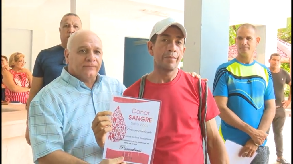 Reconocen a donantes voluntarios de sangre de la provincia