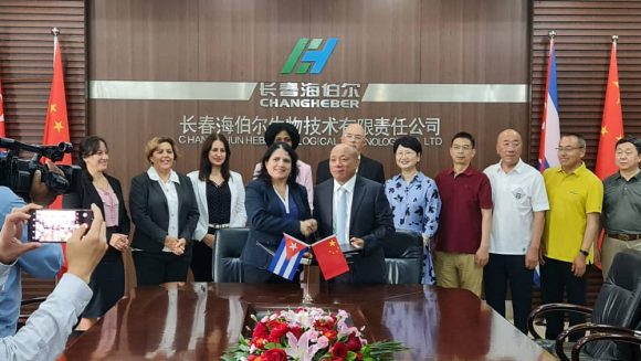 BioCubaFarma y empresa mixta china firman acuerdo para introducir terapia innovadora contra el cáncer en China