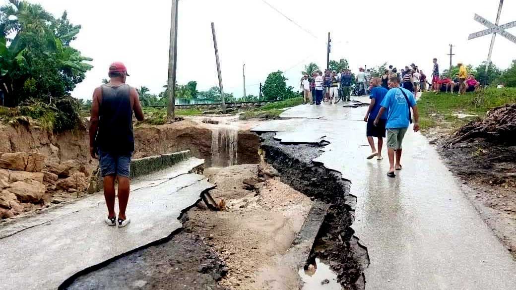 Inundaciones sin precedentes, ocasionaron importantes daños en Jiguaní, en la provincia de Granma, resultado de las muy intensas lluvias de las últimas horas.  Foto: Eugenio Pérez Almarales