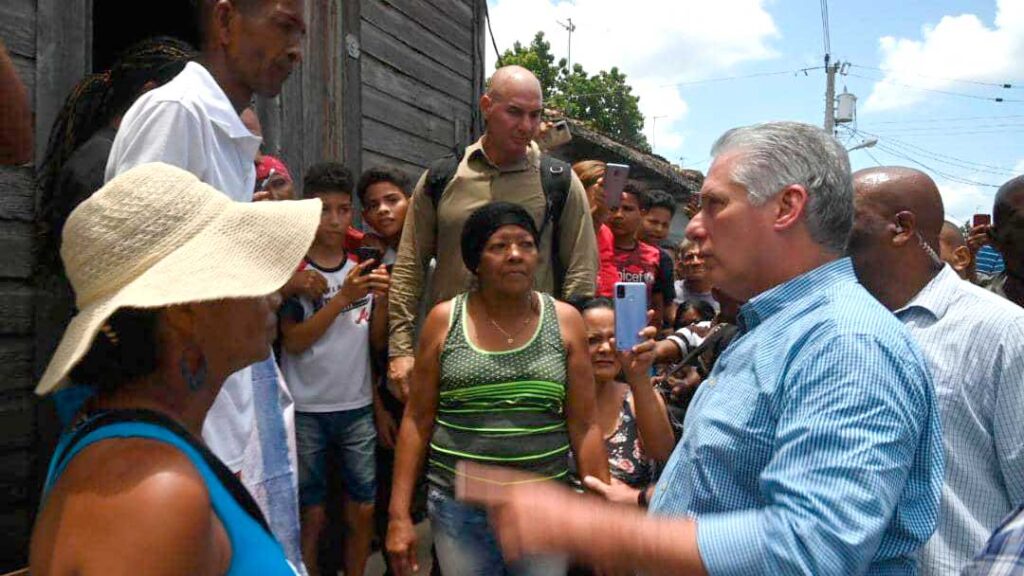 Presidente de la República visita comunidades afectadas por intensas lluvias, en el municipio granmense de Jiguaní