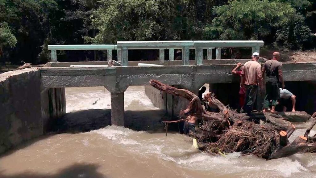 Recuperan puentes de fábrica dañados por las intensas lluvias, en Niquero