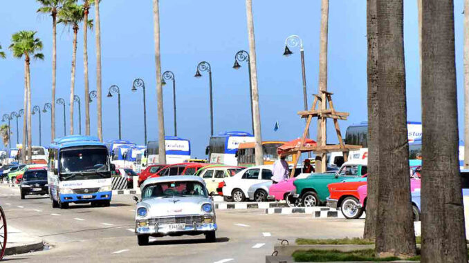 Saludan en Cuba a trabajadores del transporte en su día