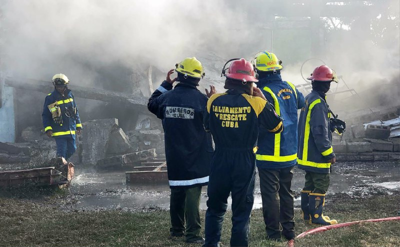 Extinguen incendio de grandes proporciones en astillero de Manzanillo