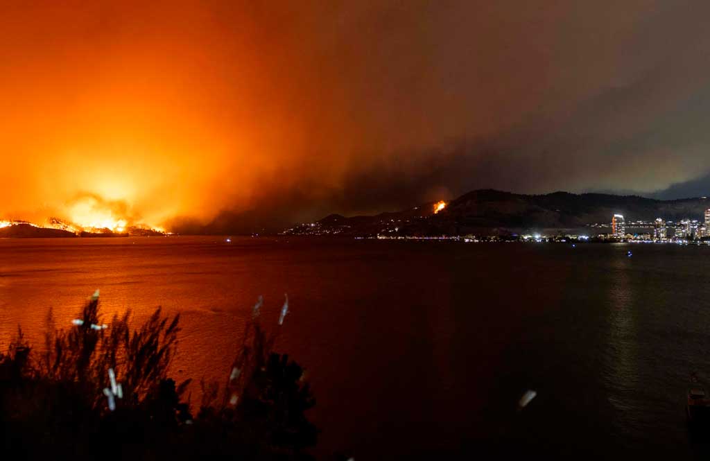 Más de 30 mil evacuados en oeste canadiense por incendios forestales