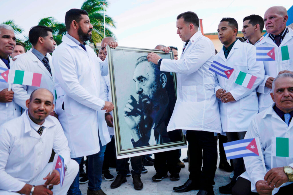 Italia suma otros 120 médicos cubanos para atención sanitaria