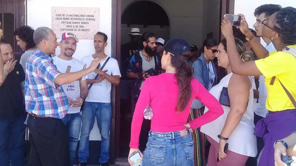 Inician integrantes de la Asociación Hermanos Saiz del país visita a lugares históricos de Granma