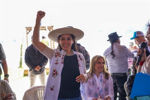 Candidata presidencial de Ecuador usa chaleco antibalas por amenazas