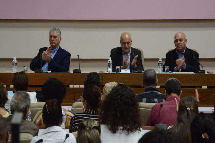 Díaz Canel acompaña a los periodistas cubanos en su XI Congreso