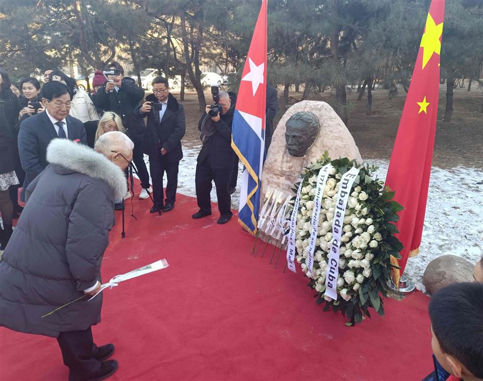 Cuba y China honran a Apóstol José Martí por su natalicio (+Fotos)