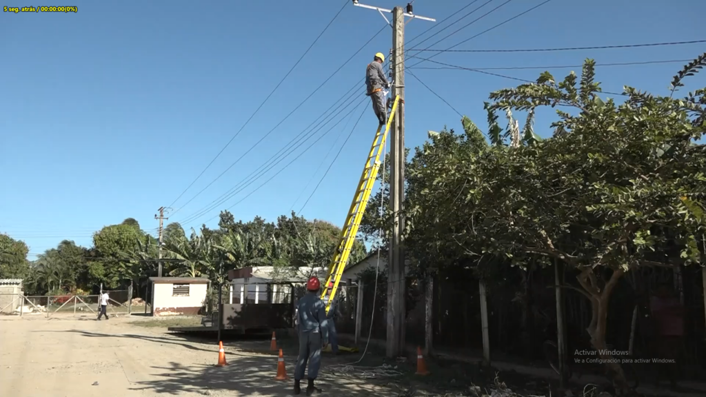 Trabajadores niquereños de UEB Eléctrica Niquero ganan sede del acto provincial por su día.