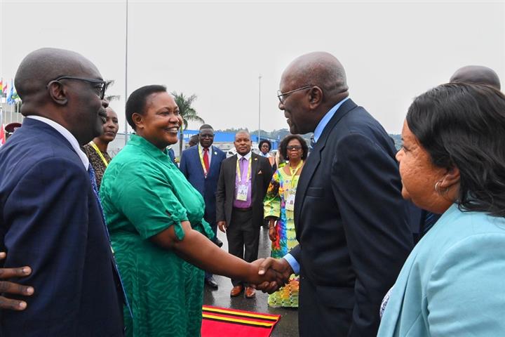 Vicepresidente de Cuba arriba a Uganda para cumbre de Mnoal