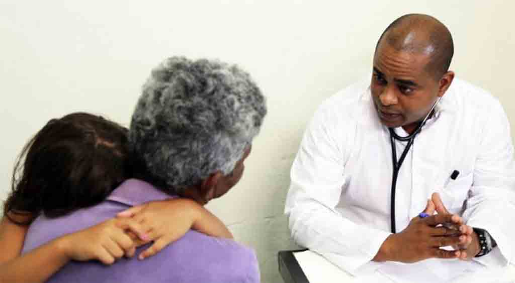 Felicita presidente de Cuba a médicos y enfermeras de la isla