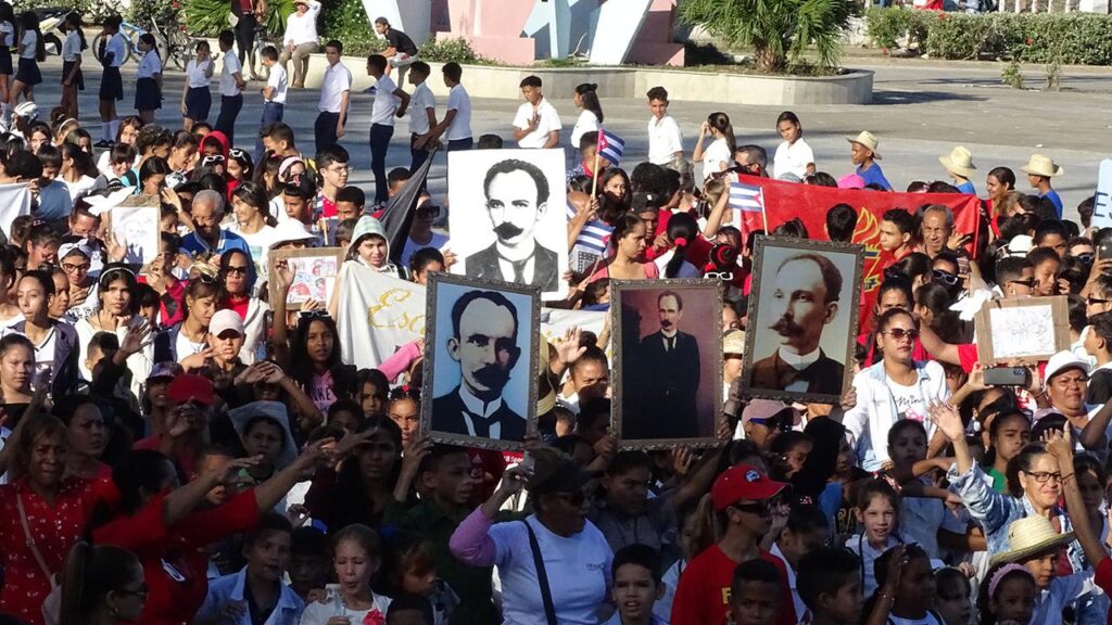 Pioneros granmenses rinden homenaje a Martí (+ audio y fotos)