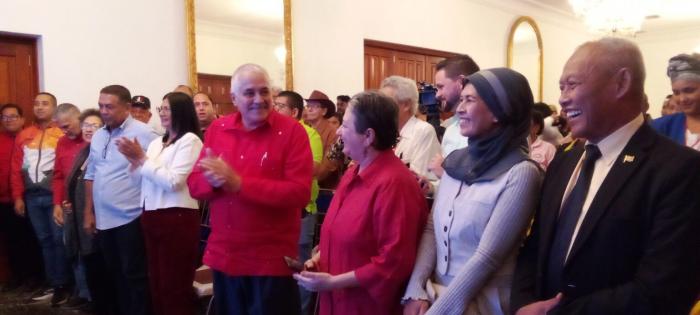 Estrechar los puentes, pueblo a pueblo