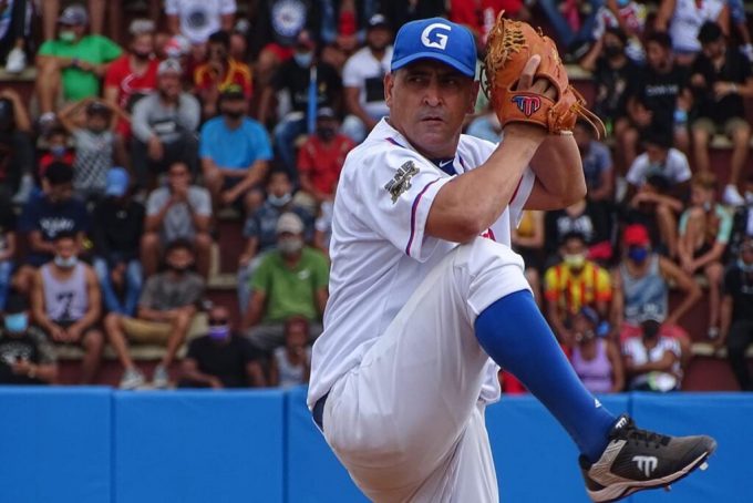 Leandro roza la perfección y Alazanes aseguran su primer match en serie beisbolera